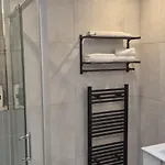 Apartman Sleek Modern Design - 2 Bed In *