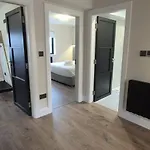 Sleek Modern Design - 2 Bed In Appartamento