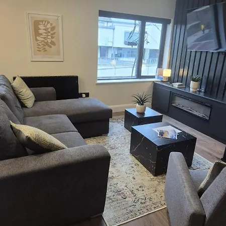 Sleek Modern Design - 2 Bed In * 多尼戈尔